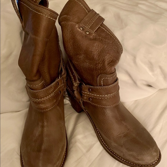 Frye - Picture 2 of 4